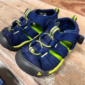 Keen kids closed toe baby sandals size 4 blue